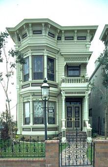 хороший пример узкого викторианского дома в два этажа с эркером